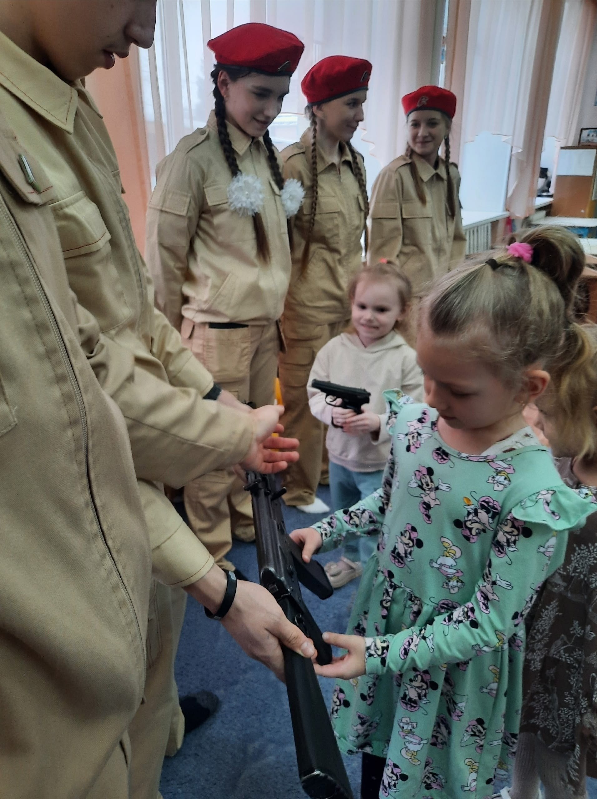 В преддверии Дня защитника Отечества юнармейцы Фатежской СОШ 2 совместно с активистами волонтерского отряда "Данко" провели увлекательное мероприятие для воспитанников старших групп «Росточек» и "Лучики" МКДОУ "Детский сад... В преддверии Дня защитника Отечества юнармейцы Фатежской СОШ 2 совместно с активистами волонтерского отряда "Данко" провели увлекательное мероприятие для воспитанников старших групп «Росточек» и "Лучики" МКДОУ "Детский сад...