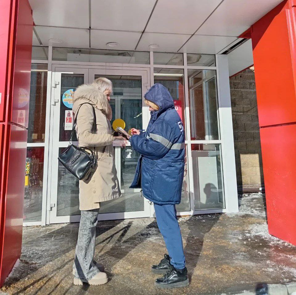 Сотрудники отдела потребительского рынка администрации Центрального округа Курска проверили санитарное состояние территории Сотрудники отдела потребительского рынка администрации Центрального округа Курска проверили санитарное состояние территории