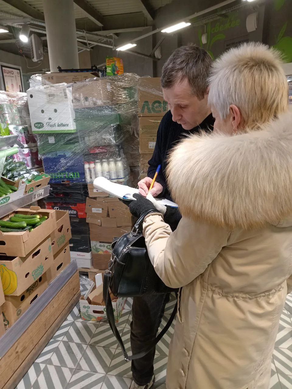 Сотрудники отдела потребительского рынка администрации Центрального округа Курска проверили санитарное состояние территории Сотрудники отдела потребительского рынка администрации Центрального округа Курска проверили санитарное состояние территории