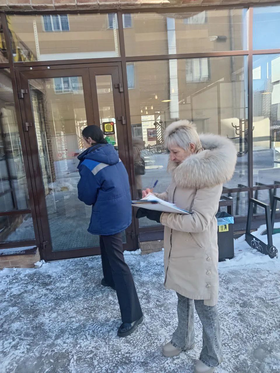 Сотрудники отдела потребительского рынка администрации Центрального округа Курска проверили санитарное состояние территории Сотрудники отдела потребительского рынка администрации Центрального округа Курска проверили санитарное состояние территории