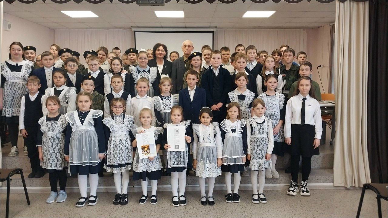 В Спасской школе прошла тёплая и вдохновляющая "Классная встреча" в рамках программы «Я – курянин» В Спасской школе прошла тёплая и вдохновляющая "Классная встреча" в рамках программы «Я – курянин»