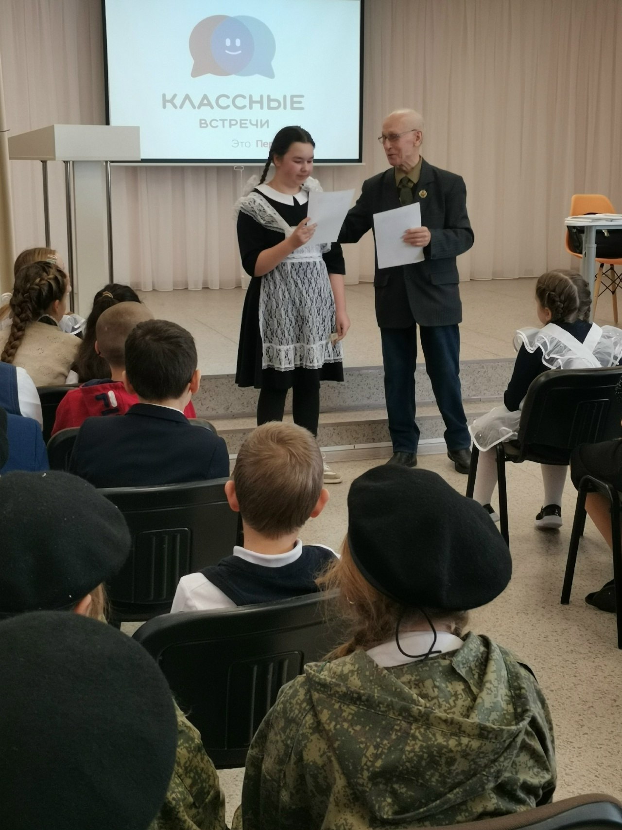 В Спасской школе прошла тёплая и вдохновляющая "Классная встреча" в рамках программы «Я – курянин» В Спасской школе прошла тёплая и вдохновляющая "Классная встреча" в рамках программы «Я – курянин»