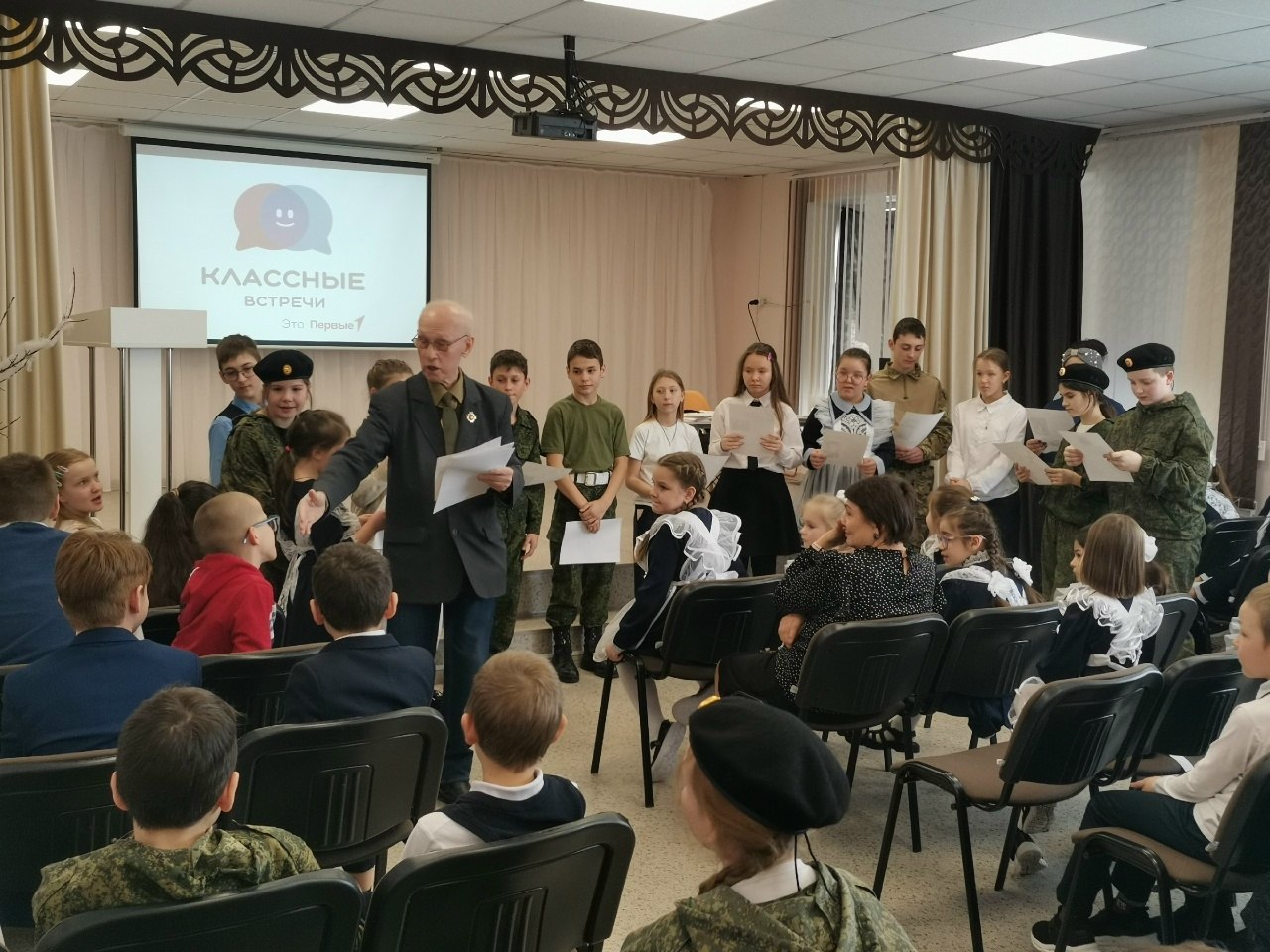 В Спасской школе прошла тёплая и вдохновляющая "Классная встреча" в рамках программы «Я – курянин» В Спасской школе прошла тёплая и вдохновляющая "Классная встреча" в рамках программы «Я – курянин»