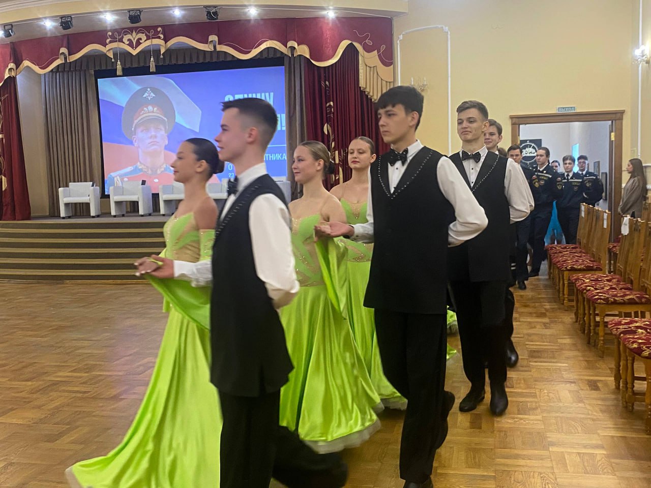 На курском кадетском балу станцевали 12 школьных коллективов На курском кадетском балу станцевали 12 школьных коллективов