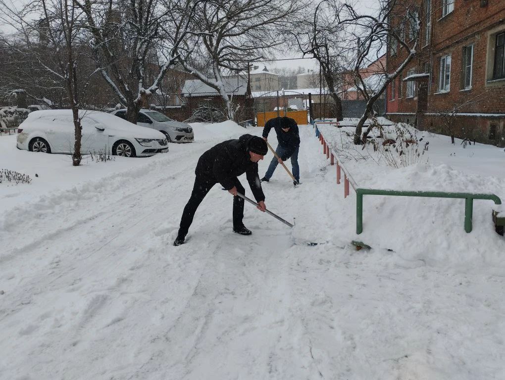 Уборка заснеженного Курска продолжается Уборка заснеженного Курска продолжается