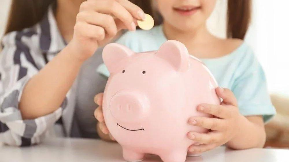 Детские пособия могут продлить до 18 лет: что ожидает семьи