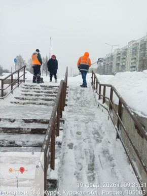 В Курске дорожные и коммунальные службы продолжают противостоять снегопаду
