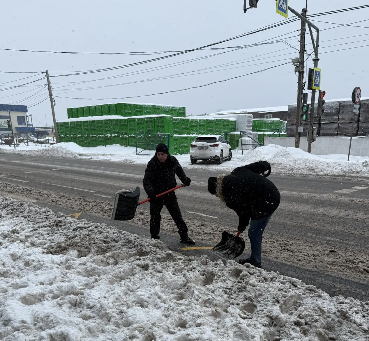 Коммунальные службы и неравнодушные куряне продолжают приводить в порядок город после непогоды Коммунальные службы и неравнодушные куряне продолжают приводить в порядок город после непогоды