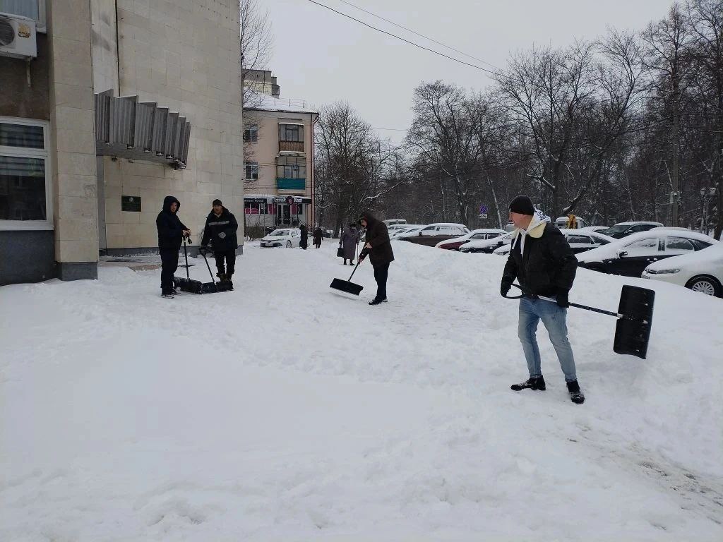Коммунальные службы и неравнодушные куряне продолжают приводить в порядок город после непогоды Коммунальные службы и неравнодушные куряне продолжают приводить в порядок город после непогоды
