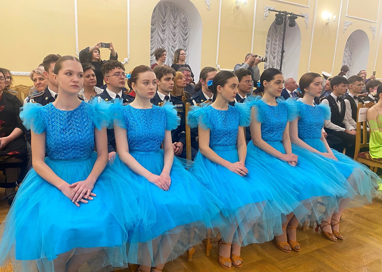 На курском кадетском балу станцевали 12 школьных коллективов