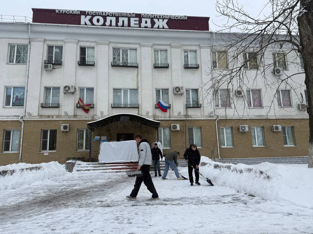 Сегодня Курская область объединила свои силы в борьбе с сильным снегопадом Сегодня Курская область объединила свои силы в борьбе с сильным снегопадом