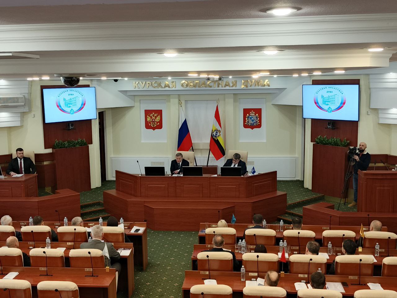 Коммунальщики с самого утра вышли на уборку Курска Коммунальщики с самого утра вышли на уборку Курска