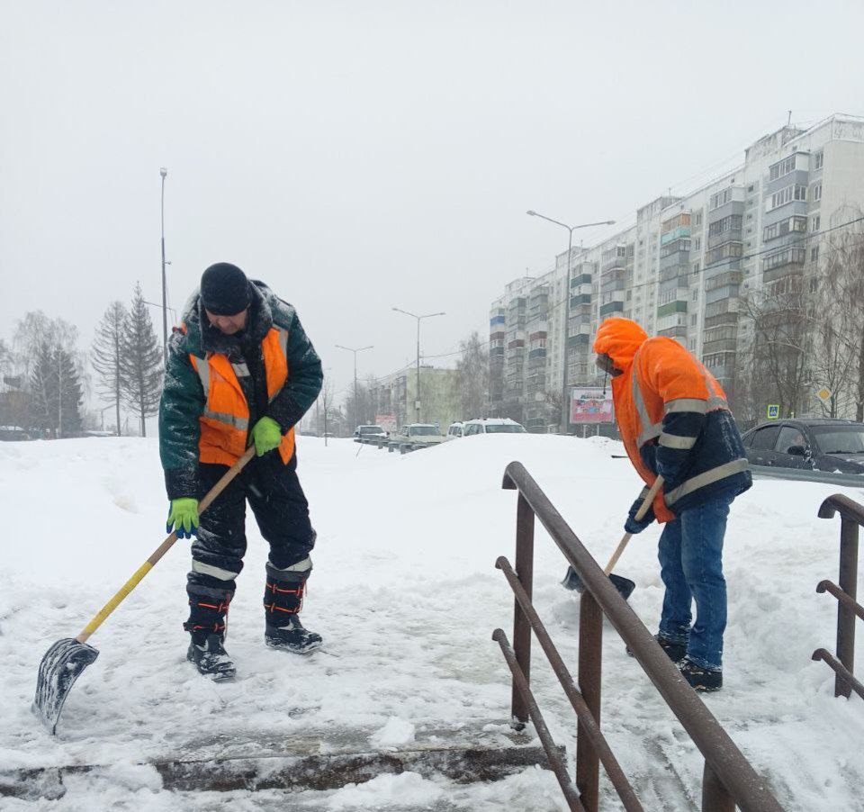 Коммунальщики с самого утра вышли на уборку Курска Коммунальщики с самого утра вышли на уборку Курска