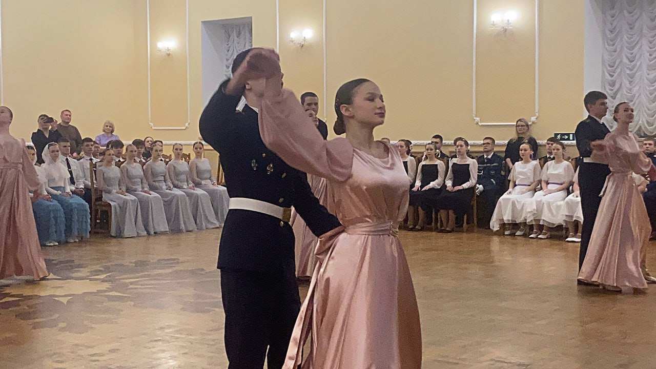 На курском кадетском балу станцевали 12 школьных коллективов На курском кадетском балу станцевали 12 школьных коллективов