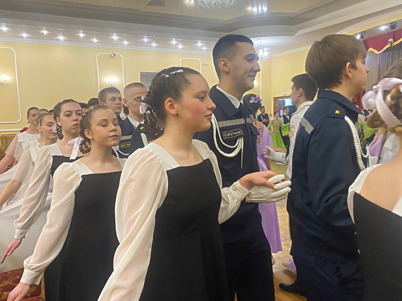 На курском кадетском балу станцевали 12 школьных коллективов На курском кадетском балу станцевали 12 школьных коллективов