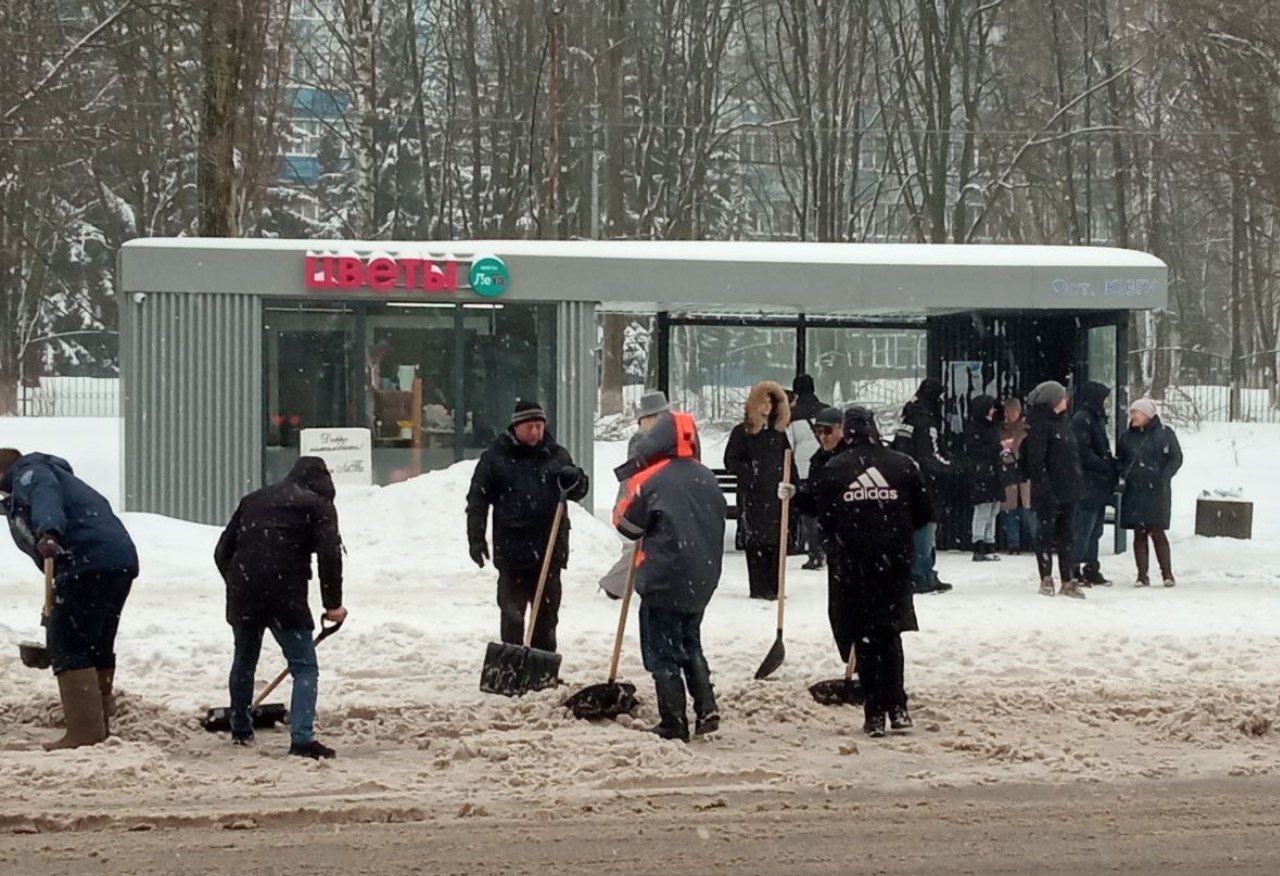 Коммунальные службы и неравнодушные куряне продолжают приводить в порядок город после непогоды Коммунальные службы и неравнодушные куряне продолжают приводить в порядок город после непогоды