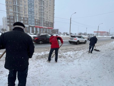 Уборка заснеженного Курска продолжается