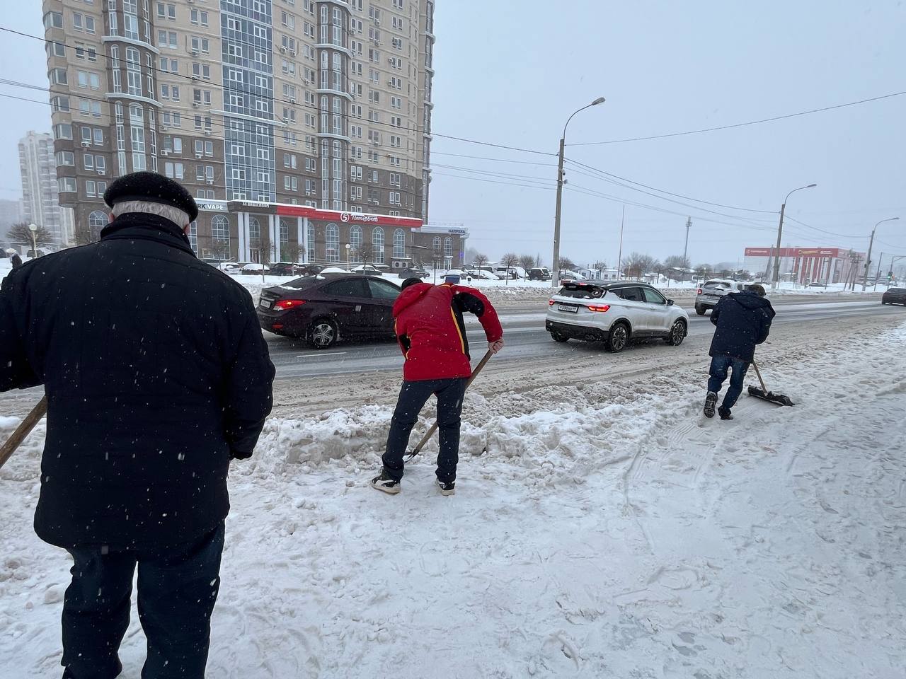 Уборка заснеженного Курска продолжается