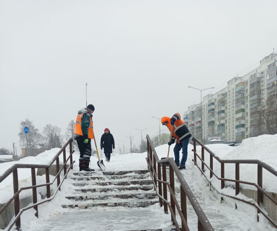 Коммунальщики с самого утра вышли на уборку Курска Коммунальщики с самого утра вышли на уборку Курска