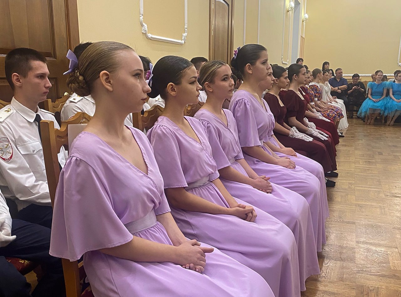 На курском кадетском балу станцевали 12 школьных коллективов На курском кадетском балу станцевали 12 школьных коллективов