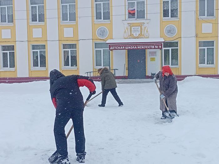 Коммунальные службы и неравнодушные куряне продолжают приводить в порядок город после непогоды Коммунальные службы и неравнодушные куряне продолжают приводить в порядок город после непогоды