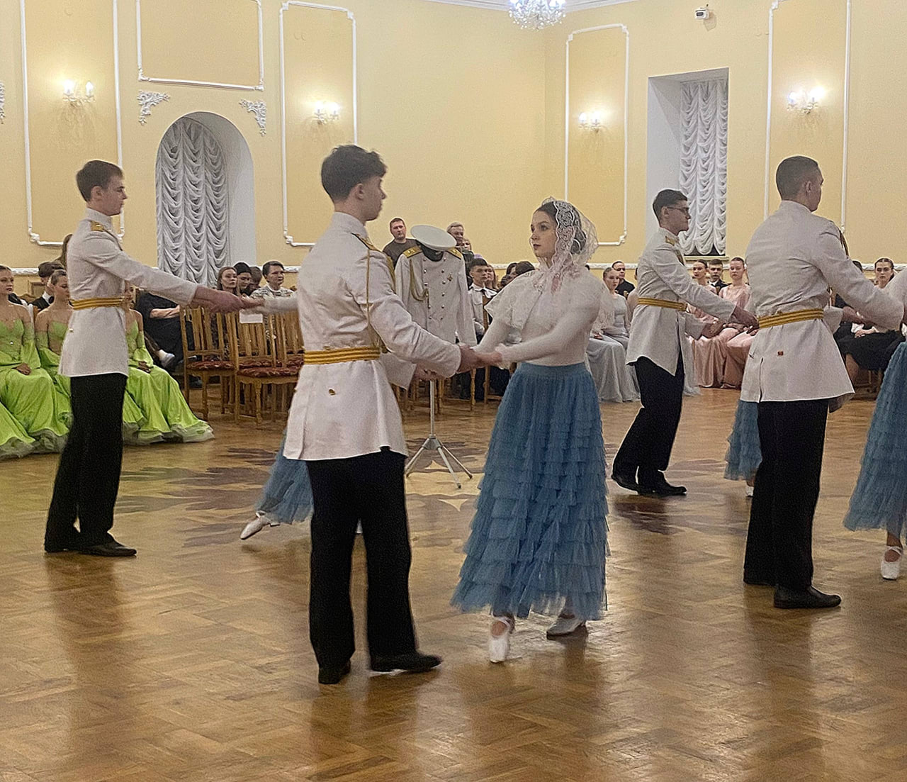 На курском кадетском балу станцевали 12 школьных коллективов На курском кадетском балу станцевали 12 школьных коллективов