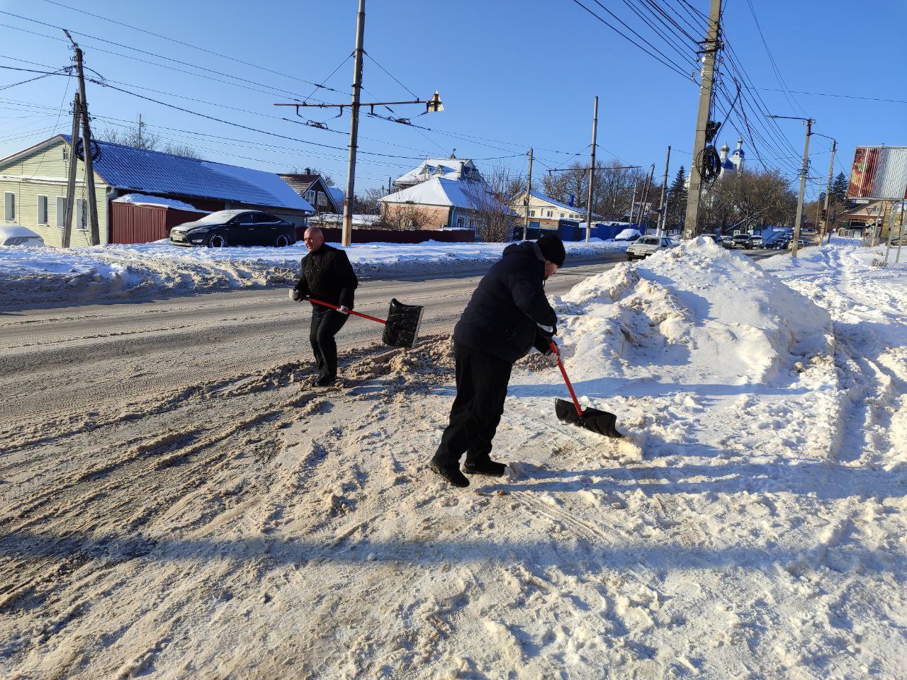 Сотрудники комитета ЖКХ Курска проводят уборку остановок «ул. Верхняя Луговая» (из центра в центр) и «ул. 1-я Пушкарная», а также пешеходных переходов на ул. Красный Октябрь Сотрудники комитета ЖКХ Курска проводят уборку остановок «ул. Верхняя Луговая» (из центра в центр) и «ул. 1-я Пушкарная», а также пешеходных переходов на ул. Красный Октябрь