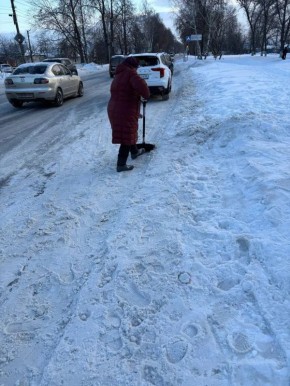 Работники МКУ «ЦЗРСИ» присоединились к общегородскому субботнику по уборке снега с остановок общественного транспорта