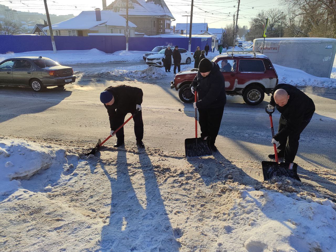 Сотрудники комитета ЖКХ Курска проводят уборку остановок «ул. Верхняя Луговая» (из центра в центр) и «ул. 1-я Пушкарная», а также пешеходных переходов на ул. Красный Октябрь Сотрудники комитета ЖКХ Курска проводят уборку остановок «ул. Верхняя Луговая» (из центра в центр) и «ул. 1-я Пушкарная», а также пешеходных переходов на ул. Красный Октябрь