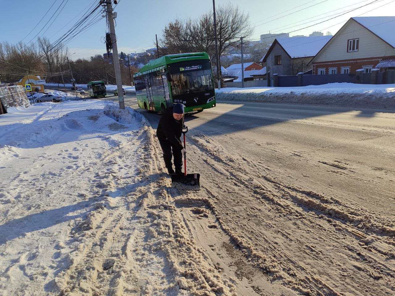 Сотрудники комитета ЖКХ Курска проводят уборку остановок «ул. Верхняя Луговая» (из центра в центр) и «ул. 1-я Пушкарная», а также пешеходных переходов на ул. Красный Октябрь