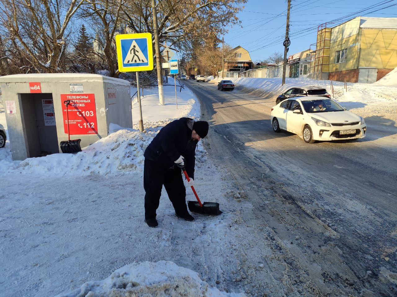 Сотрудники комитета ЖКХ Курска проводят уборку остановок «ул. Верхняя Луговая» (из центра в центр) и «ул. 1-я Пушкарная», а также пешеходных переходов на ул. Красный Октябрь Сотрудники комитета ЖКХ Курска проводят уборку остановок «ул. Верхняя Луговая» (из центра в центр) и «ул. 1-я Пушкарная», а также пешеходных переходов на ул. Красный Октябрь