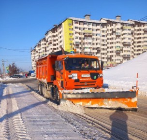 Тем временем дорожники чистят Просторную, Косухина, Парк Солянка, Радищева, Дзержинского, проспект Н. Плевицкой и другие улицы