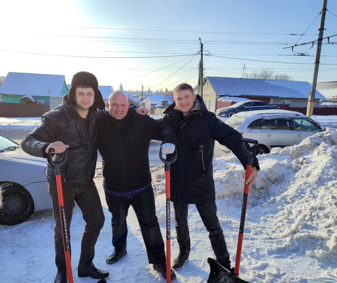 Сотрудники комитета ЖКХ Курска проводят уборку остановок «ул. Верхняя Луговая» (из центра в центр) и «ул. 1-я Пушкарная», а также пешеходных переходов на ул. Красный Октябрь Сотрудники комитета ЖКХ Курска проводят уборку остановок «ул. Верхняя Луговая» (из центра в центр) и «ул. 1-я Пушкарная», а также пешеходных переходов на ул. Красный Октябрь