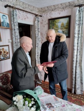 Вчера Первый заместитель Главы Администрации Пристенского района Зенин Виктор Семенович имел честь поздравить юбиляра Алексеева Павла Ивановича, который отмечает свой 90-летний юбилей