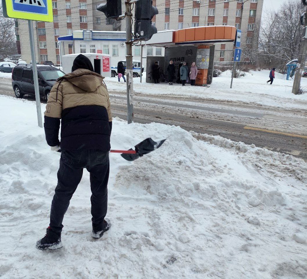 Сотрудники комитета ЖКХ Курска проводят уборку остановок «ул. Верхняя Луговая» (из центра в центр) и «ул. 1-я Пушкарная», а также пешеходных переходов на ул. Красный Октябрь Сотрудники комитета ЖКХ Курска проводят уборку остановок «ул. Верхняя Луговая» (из центра в центр) и «ул. 1-я Пушкарная», а также пешеходных переходов на ул. Красный Октябрь