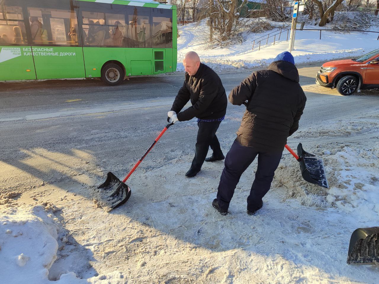 Сотрудники комитета ЖКХ Курска проводят уборку остановок «ул. Верхняя Луговая» (из центра в центр) и «ул. 1-я Пушкарная», а также пешеходных переходов на ул. Красный Октябрь Сотрудники комитета ЖКХ Курска проводят уборку остановок «ул. Верхняя Луговая» (из центра в центр) и «ул. 1-я Пушкарная», а также пешеходных переходов на ул. Красный Октябрь