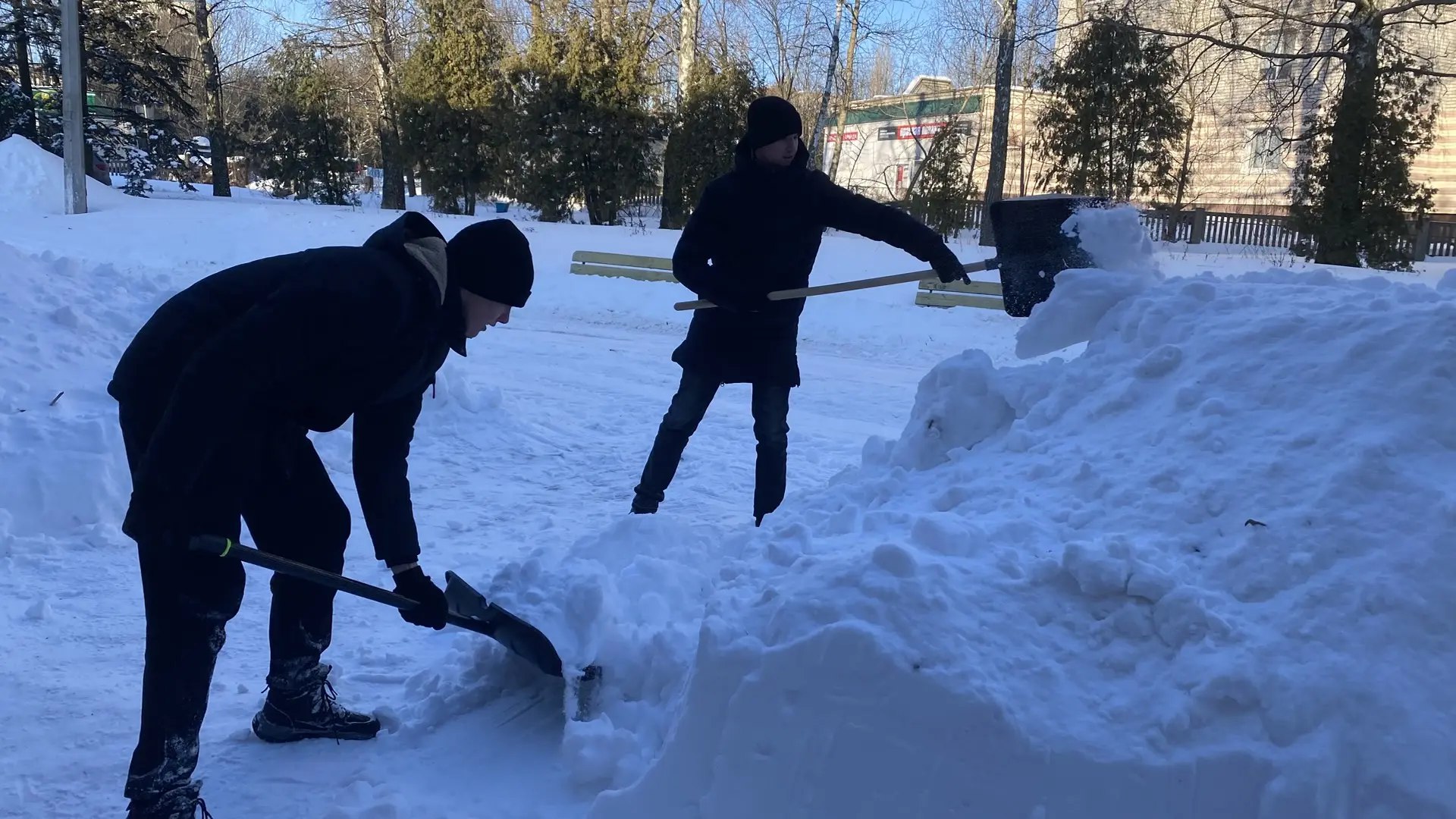 К общегородскому субботнику по расчистке общественных и социальных территорий от снега присоединились студенты Железногорского политехнического колледжа К общегородскому субботнику по расчистке общественных и социальных территорий от снега присоединились студенты Железногорского политехнического колледжа
