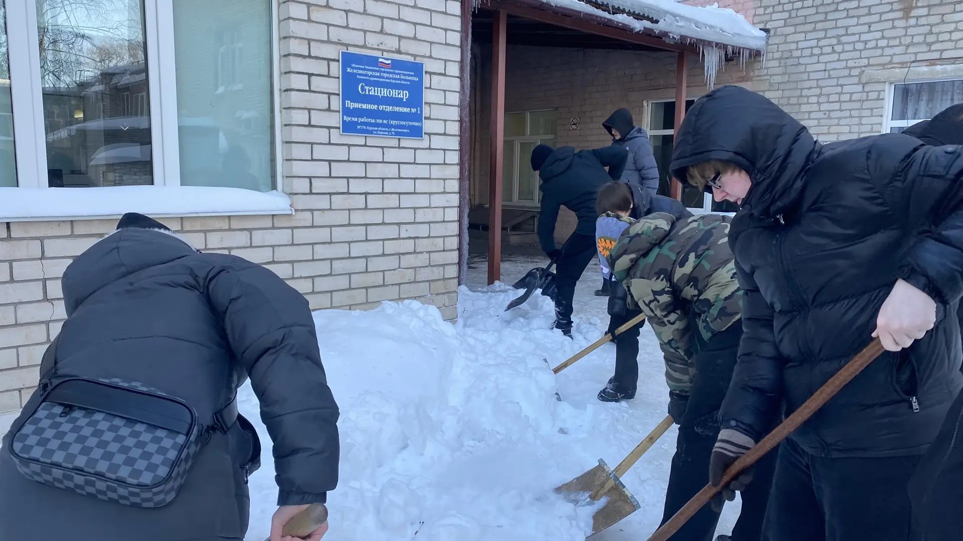 К общегородскому субботнику по расчистке общественных и социальных территорий от снега присоединились студенты Железногорского политехнического колледжа К общегородскому субботнику по расчистке общественных и социальных территорий от снега присоединились студенты Железногорского политехнического колледжа