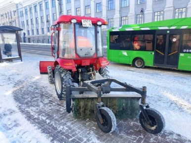 Дорожники продолжают убирать территории