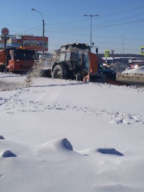 На участке ул.К.Маркса - проспект Дериглазова отвоевывают у снега сантиметры дороги