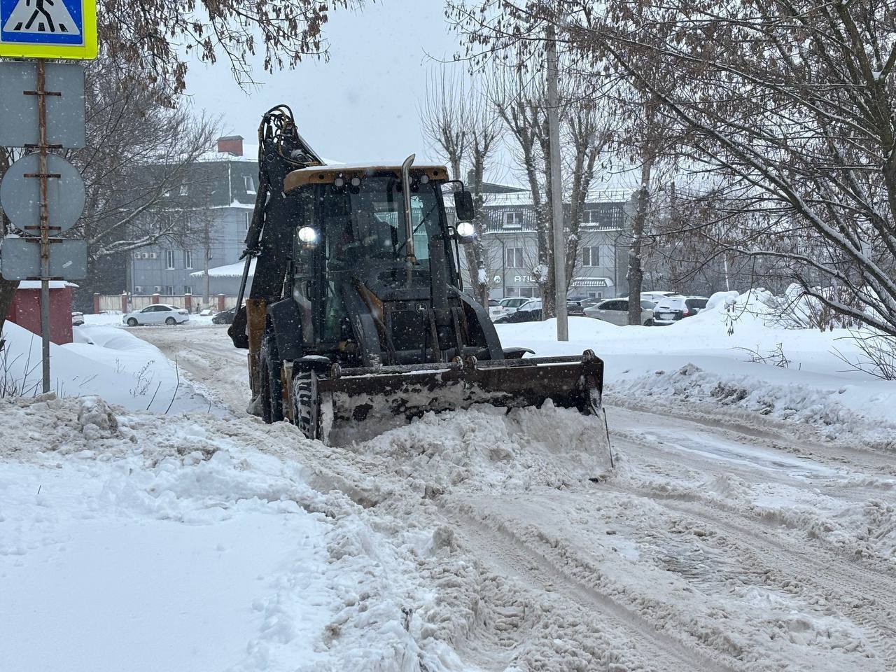Расчистка от снега продолжается Расчистка от снега продолжается