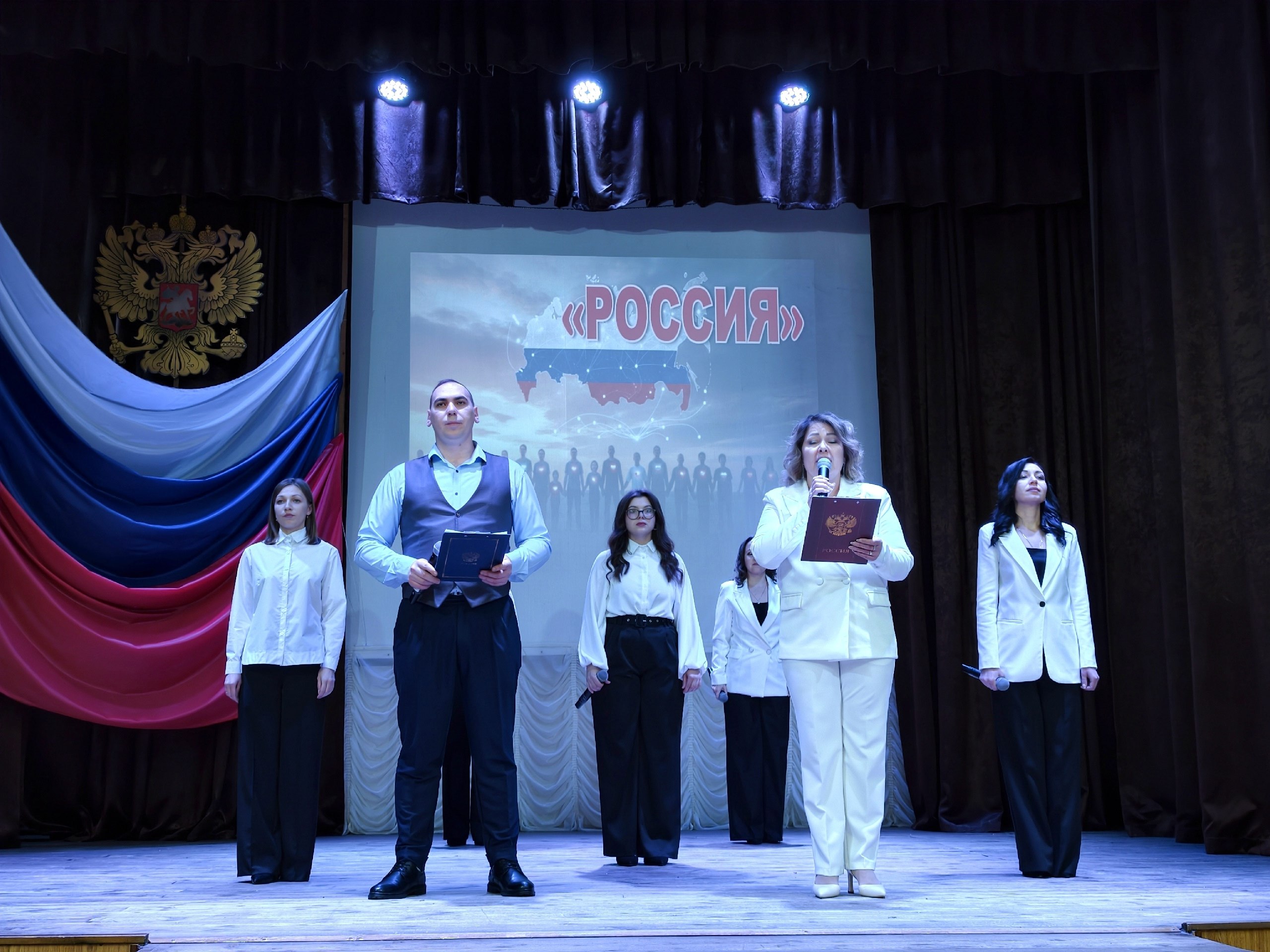 В преддверии Дня защитника Отечества в киноконцертном зале прошло торжественное мероприятие, где творческие коллективы и солисты Центра культуры и досуга представили зрителям насыщенную концертную программу