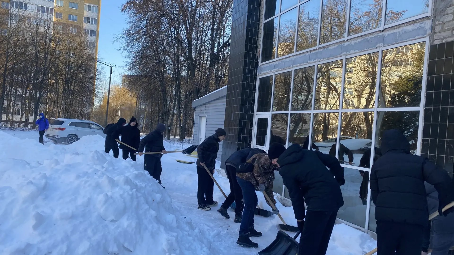 К общегородскому субботнику по расчистке общественных и социальных территорий от снега присоединились студенты Железногорского политехнического колледжа К общегородскому субботнику по расчистке общественных и социальных территорий от снега присоединились студенты Железногорского политехнического колледжа