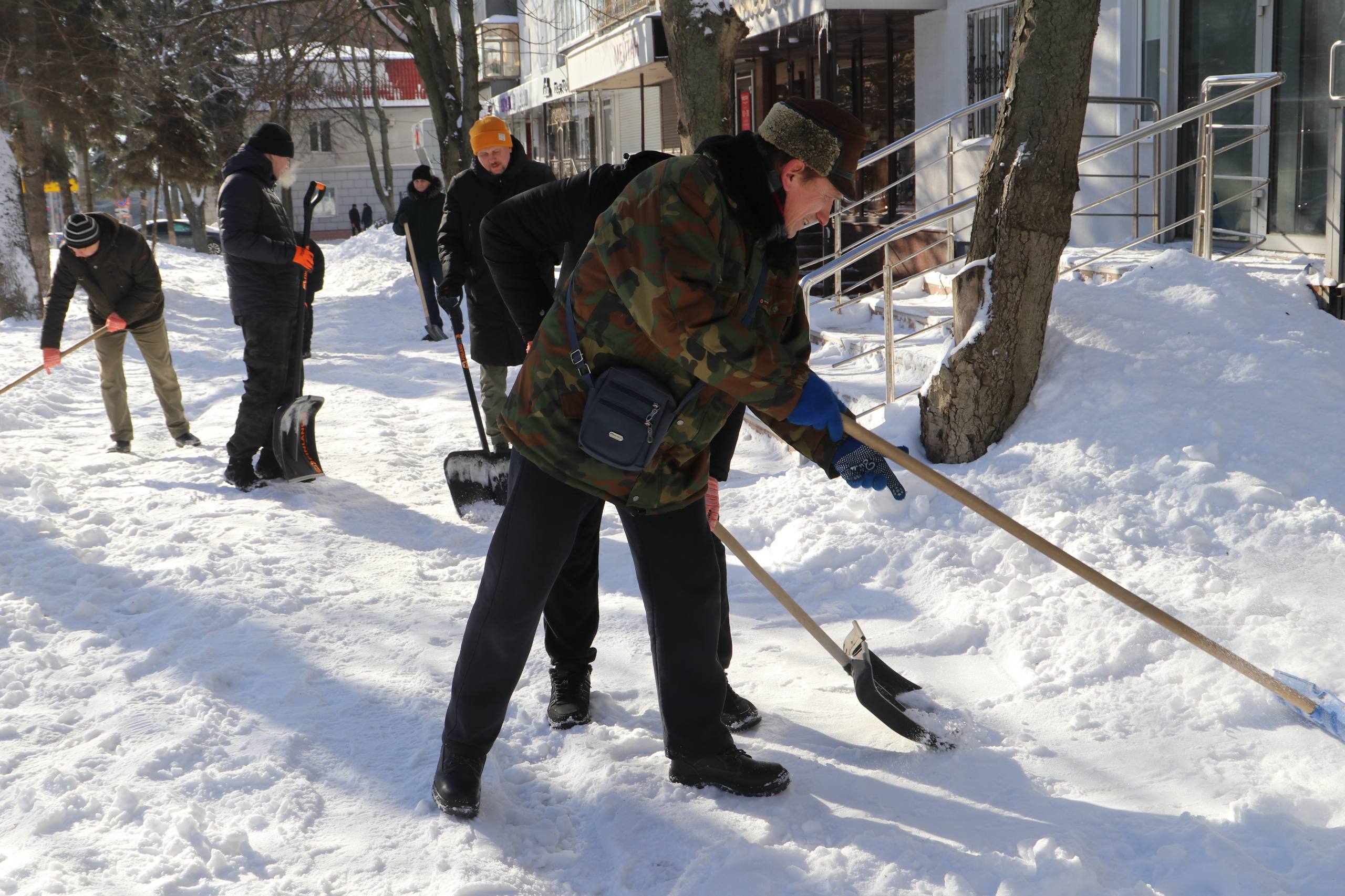 Мы в деле!. Региональное министерство транспорта и подведомственные организации присоединились к общегородскому зимнему субботнику — начали в пятницу и продолжаем сегодня
