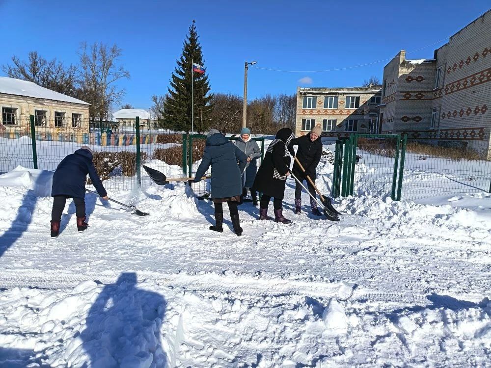 Юрий Астахов: Сегодня, 21 февраля, в Щигровском районе проходит масштабный субботник: в каждом сельском совете жители активно включаются в борьбу со снегом Юрий Астахов: Сегодня, 21 февраля, в Щигровском районе проходит масштабный субботник: в каждом сельском совете жители активно включаются в борьбу со снегом