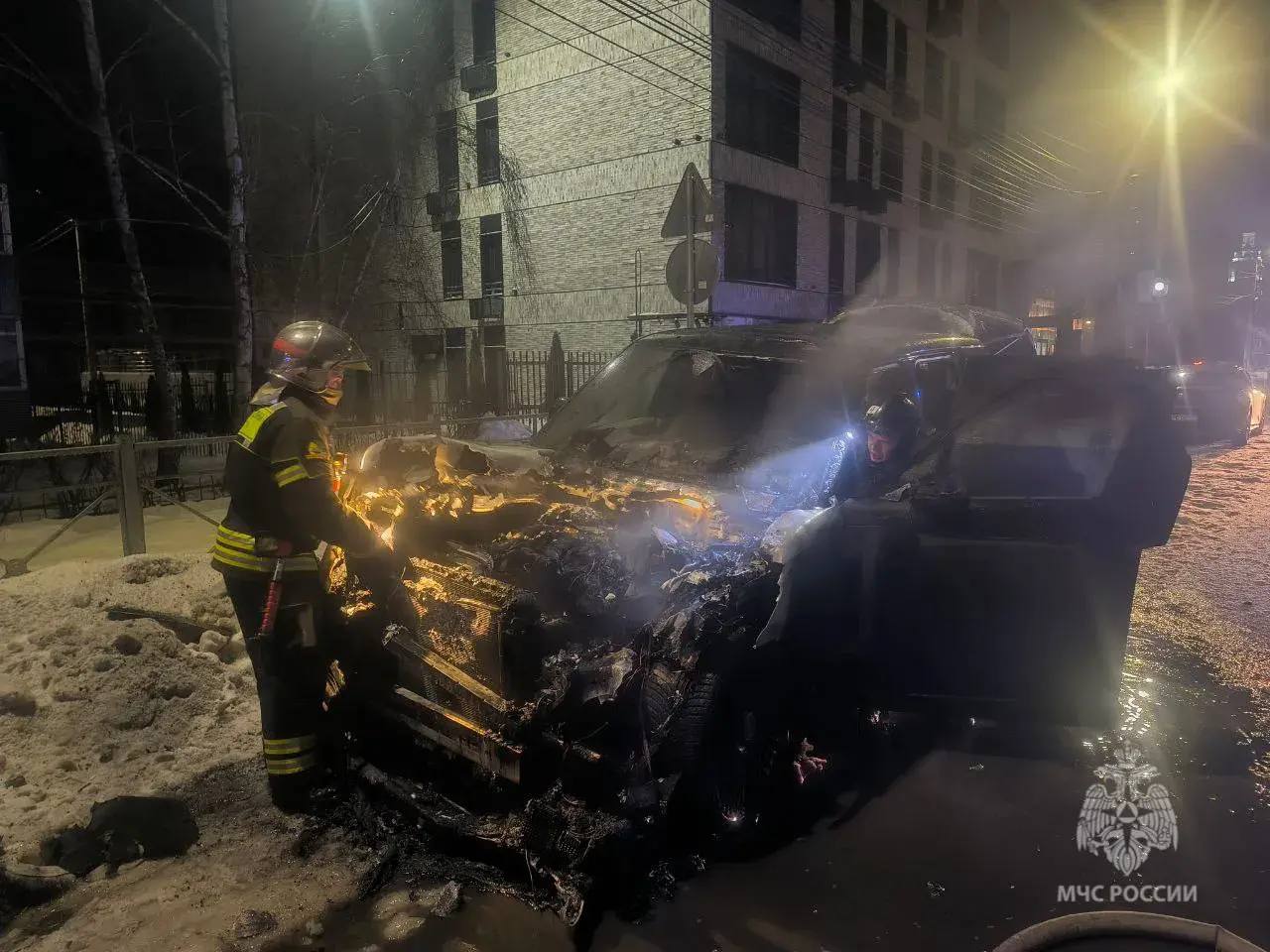 Автомобиль загорелся на улице Горького этой ночью