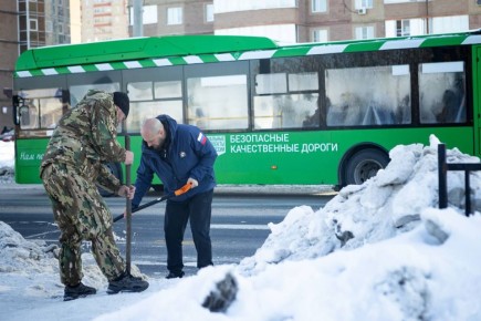 Глава Курска принял участие в уборке снега на проспекте Дериглазова