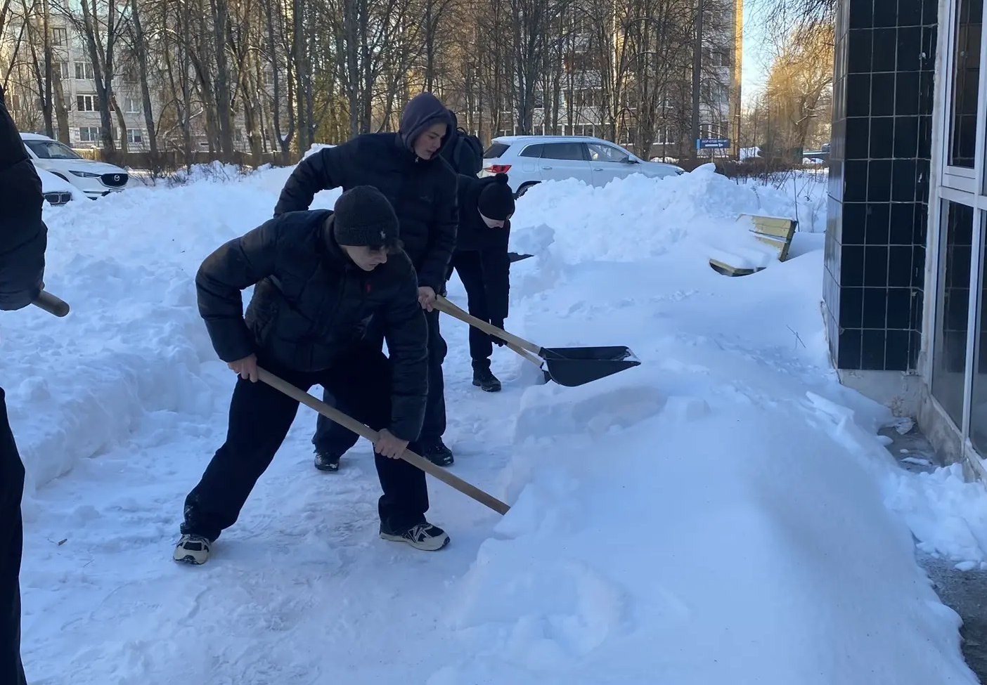 К общегородскому субботнику по расчистке общественных и социальных территорий от снега присоединились студенты Железногорского политехнического колледжа