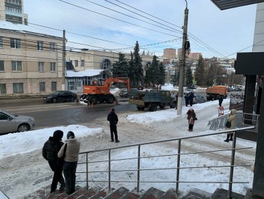 В Курске на улице Дзержинского прорвало водопровод