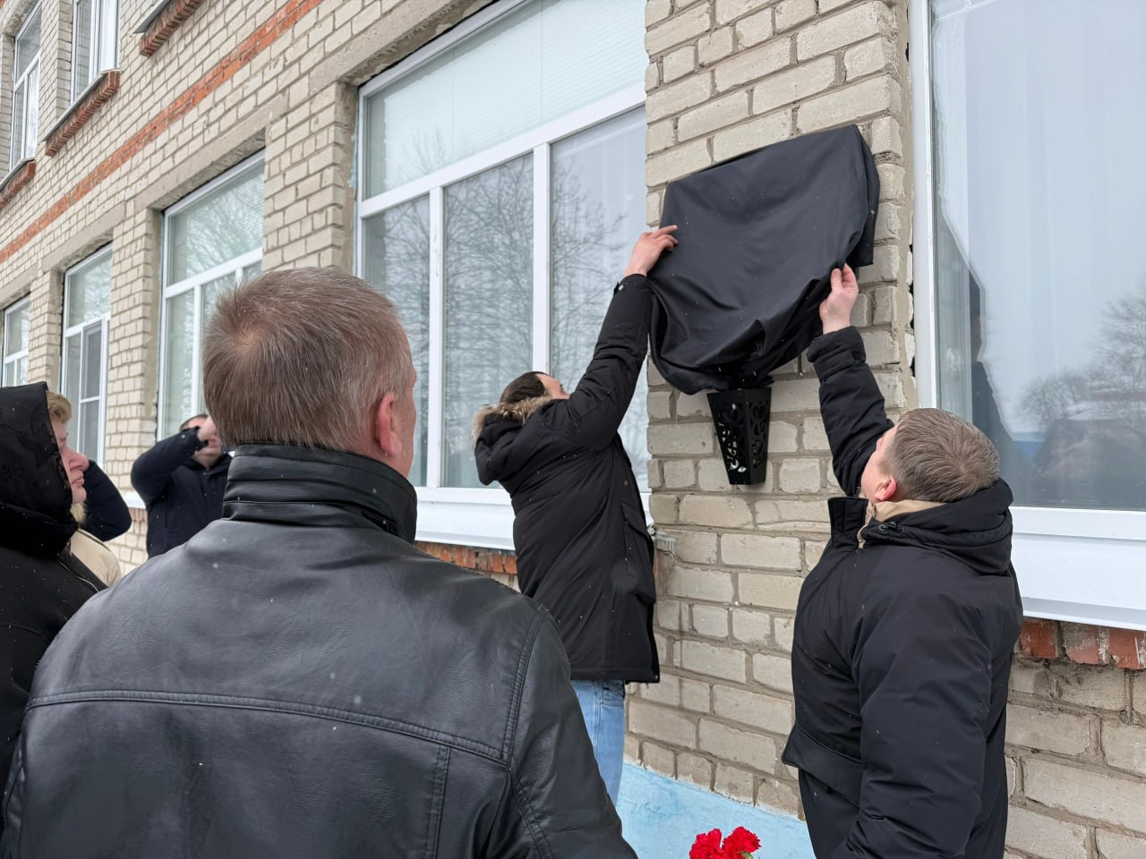 В Курском районе состоялась церемония открытия памятной доски выпускнику Верхнемедведицкой СОШ, участнику СВО Матвею Винокурову